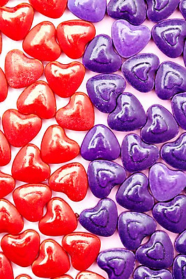 포토 JPG 스튜디오촬영 음식 컬러 다수 백그라운드 화이트데이 디저트 실내 사탕 이벤트 사람없음 빨간색 하이앵글 보라색 여러개 하트 오브젝트 군것질 국내포토 모양 뷰포인트 데이이벤트 내부 파일형식