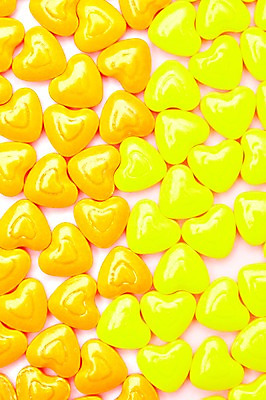 포토 JPG 스튜디오촬영 음식 컬러 다수 백그라운드 화이트데이 디저트 실내 사탕 이벤트 사람없음 하이앵글 노란색 여러개 하트 오브젝트 군것질 국내포토 모양 뷰포인트 데이이벤트 내부 파일형식