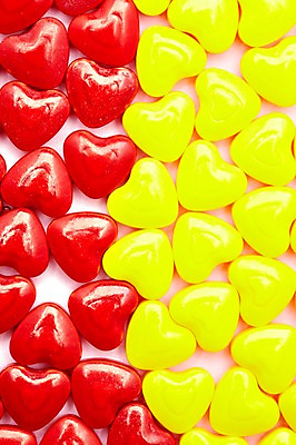 포토 JPG 스튜디오촬영 음식 컬러 다수 백그라운드 화이트데이 디저트 실내 사탕 이벤트 사람없음 빨간색 하이앵글 노란색 여러개 하트 오브젝트 군것질 국내포토 모양 뷰포인트 데이이벤트 내부 파일형식