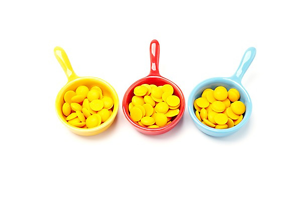 포토 JPG 스튜디오촬영 그릇 접시 음식 컬러 하늘색 화이트데이 디저트 실내 사탕 누끼 이벤트 사람없음 빨간색 하이앵글 노란색 쌓기 여러개 오브젝트 군것질 초코볼 국내포토 식기 뷰포인트 다수 모션 데이이벤트 내부 파란색 초콜릿 파일형식