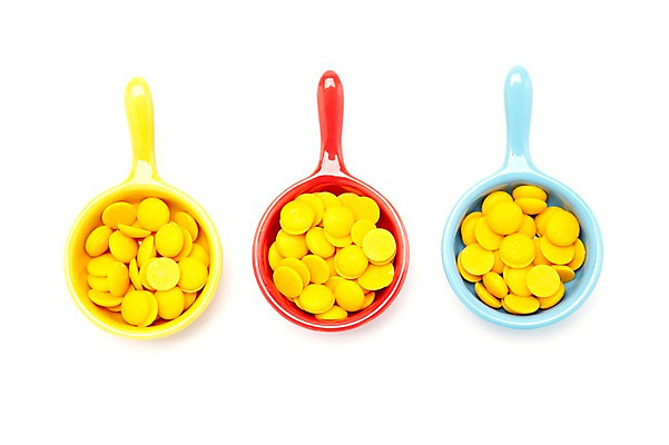 포토 JPG 스튜디오촬영 그릇 접시 음식 컬러 하늘색 화이트데이 디저트 실내 사탕 누끼 이벤트 사람없음 빨간색 하이앵글 노란색 쌓기 여러개 오브젝트 군것질 초코볼 국내포토 식기 뷰포인트 다수 모션 데이이벤트 내부 파란색 초콜릿 파일형식