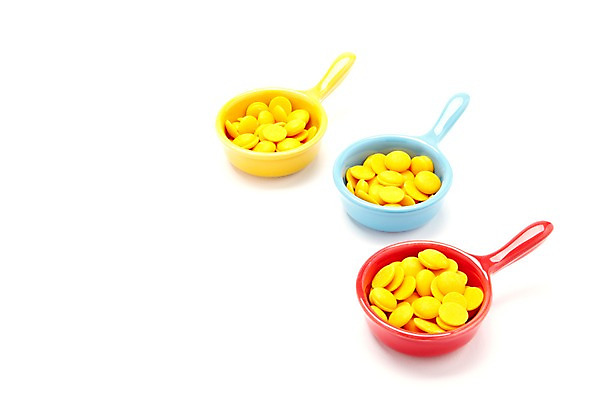 포토 JPG 스튜디오촬영 그릇 접시 음식 컬러 하늘색 화이트데이 디저트 실내 사탕 누끼 이벤트 사람없음 빨간색 노란색 쌓기 여러개 오브젝트 군것질 초코볼 국내포토 식기 다수 모션 데이이벤트 내부 파란색 초콜릿 파일형식