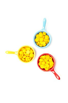 포토 JPG 스튜디오촬영 그릇 접시 음식 컬러 하늘색 화이트데이 디저트 실내 사탕 누끼 이벤트 사람없음 빨간색 하이앵글 노란색 쌓기 여러개 오브젝트 군것질 초코볼 국내포토 식기 뷰포인트 다수 모션 데이이벤트 내부 파란색 초콜릿 파일형식