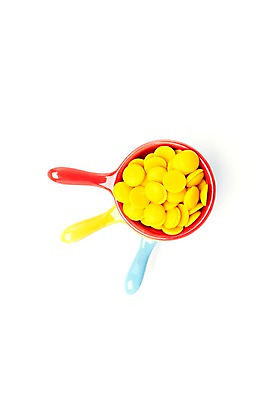 포토 JPG 스튜디오촬영 그릇 접시 음식 컬러 하늘색 화이트데이 디저트 실내 사탕 누끼 이벤트 사람없음 빨간색 하이앵글 노란색 쌓기 여러개 오브젝트 군것질 초코볼 국내포토 식기 뷰포인트 다수 모션 데이이벤트 내부 파란색 초콜릿 파일형식