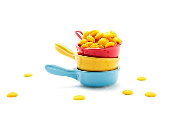 포토 JPG 스튜디오촬영 그릇 접시 음식 컬러 하늘색 화이트데이 디저트 실내 사탕 누끼 이벤트 사람없음 빨간색 노란색 쌓기 여러개 오브젝트 군것질 초코볼 국내포토 식기 다수 모션 데이이벤트 내부 파란색 초콜릿 파일형식