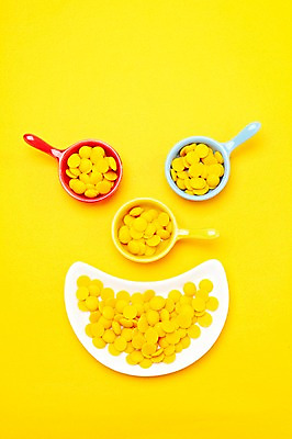 포토 JPG 스튜디오촬영 그릇 접시 음식 컬러 컨셉 화이트데이 디저트 실내 사탕 이벤트 사람없음 하이앵글 노란색 여러개 얼굴모양 오브젝트 군것질 초코볼 노란배경 국내포토 모양 식기 얼굴 뷰포인트 다수 백그라운드 데이이벤트 내부 초콜릿 파일형식