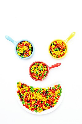 포토 JPG 스튜디오촬영 그릇 접시 음식 컨셉 화이트데이 디저트 실내 사탕 누끼 이벤트 사람없음 하이앵글 컬러풀 여러개 얼굴모양 오브젝트 군것질 초코볼 국내포토 모양 식기 얼굴 뷰포인트 컬러 다수 데이이벤트 내부 초콜릿 파일형식