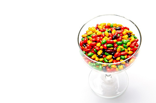 포토 JPG 스튜디오촬영 음식 와인잔 화이트데이 디저트 잔 실내 사탕 누끼 이벤트 사람없음 컵 컬러풀 여러개 오브젝트 담기 군것질 초코볼 국내포토 식기 컬러 다수 술잔 모션 데이이벤트 내부 초콜릿 파일형식