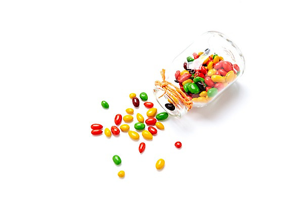 포토 JPG 스튜디오촬영 음식 화이트데이 유리병 디저트 실내 사탕 선물 누끼 이벤트 사람없음 하이앵글 컬러풀 여러개 병 오브젝트 군것질 쏟아짐 초코볼 국내포토 식기 뷰포인트 컬러 다수 모션 데이이벤트 병_용기 내부 초콜릿 파일형식