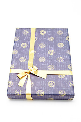 포토 JPG 스튜디오촬영 한국전통 전통 리본 전통문화 컬러 패턴 포장 실내 선물포장 선물 누끼 이벤트 한글 사람없음 장식 선물상자 상자 하이앵글 한개 전통무늬 전통문양 보라색 오브젝트 전통포장 국내포토 문자 1 문양 문화 뷰포인트 무늬 한국 내부 파일형식