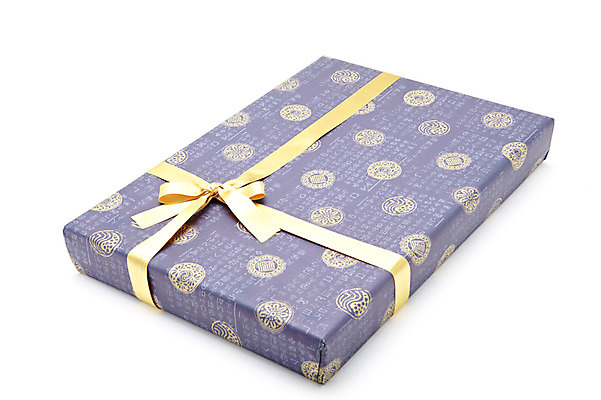 포토 JPG 스튜디오촬영 한국전통 전통 리본 전통문화 컬러 패턴 포장 실내 선물포장 선물 누끼 이벤트 한글 사람없음 장식 선물상자 상자 한개 전통무늬 전통문양 보라색 오브젝트 전통포장 국내포토 문자 1 문양 문화 무늬 한국 내부 파일형식