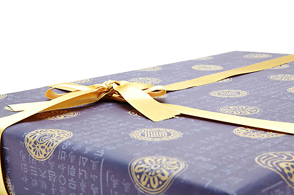 포토 JPG 스튜디오촬영 한국전통 전통 리본 전통문화 컬러 패턴 포장 실내 선물포장 선물 누끼 이벤트 한글 사람없음 장식 선물상자 상자 한개 전통무늬 전통문양 보라색 오브젝트 전통포장 국내포토 문자 1 문양 문화 무늬 한국 내부 파일형식