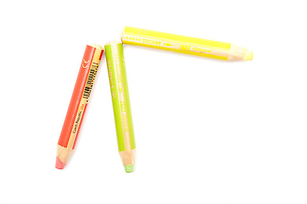 포토 JPG 스튜디오촬영 컬러 문구용품 학용품 색연필 실내 미술 누끼 사람없음 빨간색 연두색 하이앵글 필기구 노란색 미술도구 세개 오브젝트 세자루 국내포토 뷰포인트 문화예술 3 내부 초록색 파일형식