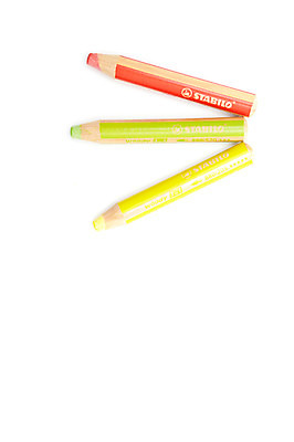 포토 JPG 스튜디오촬영 컬러 문구용품 학용품 색연필 실내 미술 누끼 사람없음 빨간색 연두색 하이앵글 필기구 노란색 미술도구 세개 오브젝트 세자루 국내포토 뷰포인트 문화예술 3 내부 초록색 파일형식