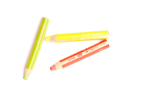 포토 JPG 스튜디오촬영 컬러 문구용품 학용품 색연필 실내 미술 누끼 사람없음 빨간색 연두색 하이앵글 필기구 노란색 미술도구 세개 오브젝트 세자루 국내포토 뷰포인트 문화예술 3 내부 초록색 파일형식