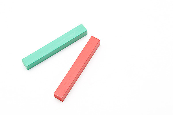 포토 JPG 스튜디오촬영 컬러 문구용품 학용품 실내 미술 누끼 사람없음 빨간색 초록색 하이앵글 미술도구 두개 오브젝트 파스텔 국내포토 뷰포인트 2 문화예술 내부 파일형식