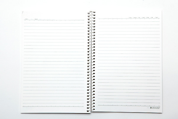 포토 JPG 스튜디오촬영 문구용품 학용품 프레임 실내 사람없음 하이앵글 공책 용수철 오브젝트 백지 한권 연습장 스프링노트 줄노트 국내포토 1 뷰포인트 내부 파일형식