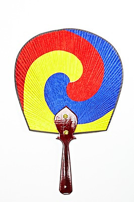 포토 JPG 한국문화 한국전통 전통 문양 전통문화 문화 생활용품 무늬 전통소품 한국 누끼 사람없음 컬러풀 한개 소용돌이 회오리 도구 부채 오브젝트 태극 태극선 전통부채 삼색 국내포토 1 동양문화 아시아 컬러 파일형식