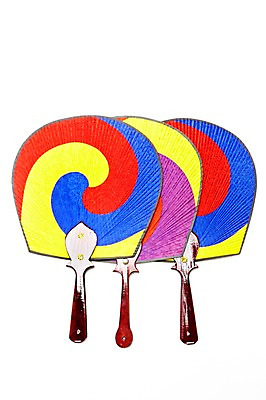 포토 JPG 한국문화 한국전통 전통 문양 전통문화 문화 생활용품 무늬 전통소품 한국 누끼 사람없음 컬러풀 소용돌이 회오리 도구 세개 부채 오브젝트 태극 태극선 전통부채 삼색 국내포토 동양문화 아시아 컬러 3 파일형식
