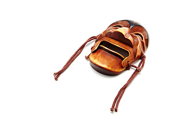 포토 JPG 스튜디오촬영 한국문화 한국전통 전통 전통문화 문화 줄 컬러 전통소품 한국 실내 표정 가면 웃음 누끼 사람없음 목재 한개 갈색 골동품 끈 얼굴모양 오브젝트 공예품 전통공예 탈 목공예 민속공예 가면극 양반탈 탈놀이 국내포토 모양 나무 1 동양문화 아시아 얼굴 재료 내부 전통놀이 공예 전통탈 연극 파일형식