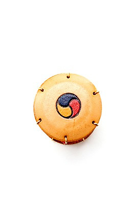 포토 JPG 스튜디오촬영 한국문화 한국전통 전통 전통문화 문화 악기 음악 타악기 전통소품 한국 실내 국악기 국악 누끼 사람없음 하이앵글 한개 풍물놀이 사물놀이 오브젝트 태극 장구 고전악기 민속악기 국내포토 1 동양문화 문양 아시아 뷰포인트 문화예술 내부 전통놀이 전통공연 파일형식