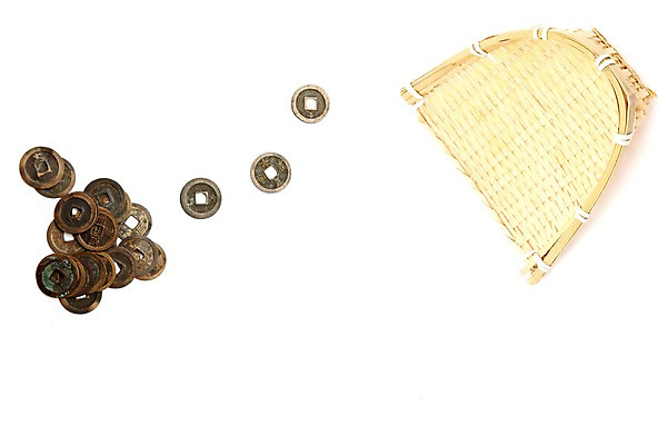 포토 JPG 스튜디오촬영 문자 한국문화 한국전통 전통 전통문화 문화 생활용품 다수 돈 일본문화 열쇠 전통소품 한국 실내 누끼 사람없음 하이앵글 일본 동전 한자 여러개 골동품 도구 빈티지 엔 농기구 오브젝트 공예품 부식 키_도구 전통공예 외화 엽전 민속공예 관영통보 전통화폐 국내포토 동양문화 아시아 뷰포인트 외국문화 컨셉 농업 내부 금융 재산 공예 파일형식