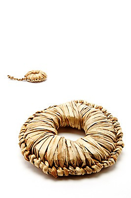 포토 JPG 스튜디오촬영 한국문화 한국전통 전통 전통문화 문화 생활용품 전통소품 한국 실내 누끼 사람없음 두개 볏짚 받침대 오브젝트 공예품 전통공예 민속공예 짚풀공예 또아리 국내포토 동양문화 아시아 2 내부 짚 공예 파일형식