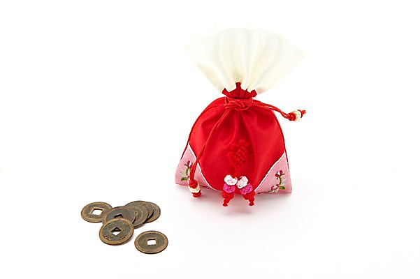 포토 JPG 스튜디오촬영 한국문화 한국전통 전통 전통문화 문화 컬러 생활용품 다수 돈 복주머니 전통소품 한국 실내 누끼 사람없음 빨간색 동전 여러개 엔 주머니 실크 오브젝트 외화 엽전 비단주머니 관영통보 전통화폐 국내포토 동양문화 아시아 내부 금융 직물 재산 파일형식