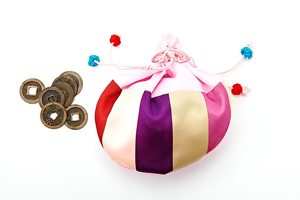 포토 JPG 스튜디오촬영 한국문화 한국전통 전통 전통문화 문화 생활용품 다수 돈 복주머니 전통소품 한국 실내 누끼 사람없음 하이앵글 컬러풀 동전 여러개 엔 주머니 실크 오브젝트 외화 엽전 색동 비단주머니 관영통보 전통화폐 국내포토 동양문화 아시아 뷰포인트 컬러 내부 금융 직물 재산 파일형식