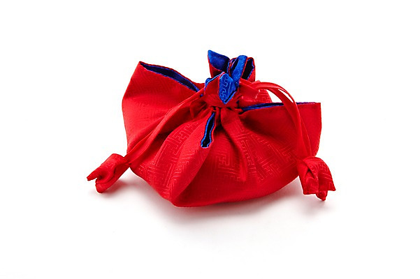 포토 JPG 스튜디오촬영 한국문화 한국전통 전통 전통문화 문화 컬러 생활용품 전통소품 한국 실내 누끼 사람없음 빨간색 한개 보자기 주머니 실크 오브젝트 매듭 비단주머니 쌈지 쌈지주머니 국내포토 1 동양문화 아시아 내부 직물 파일형식 천_직물