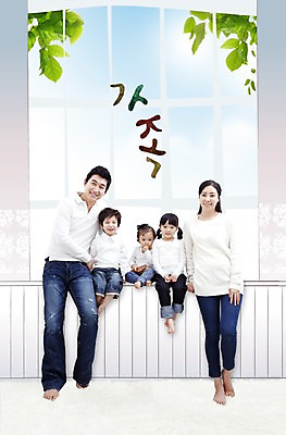 PSD 편집 편집이미지 여자 남자 딸 행복 아들 어린이 창문 가족 하늘 엄마 나뭇잎 남매 미소 웃음 사람 소녀 소년 여러명 부모 화목 카펫 아빠 이미지편집 감정 다수 컨셉 잎 관계 표정 파일형식