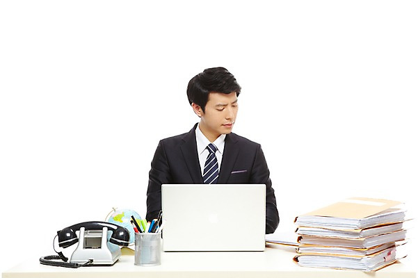 포토 JPG 스튜디오촬영 라이프스타일 남자 종이 맨라이프 포즈 비즈니스 모션 탁자 문구용품 실내 한명 들기 누끼 사람 앉기 동양인 정장 상반신 20대 성인 라이프 비즈니스라이프 노트북 컴퓨터 필기구 펜 볼펜 지구본 한국인 업무 직장인 비즈니스맨 작업실 전화기 책상 문서 파일 연필꽂이 남자만 남자한명만 성인남자만 청년만 청년남자만 청년남자한명만 성인한명만 성인남자한명만 성인만 국내포토 직업 1 옷 가구 인종 청년 내부 생활 전자제품 작업 오브젝트 파일형식