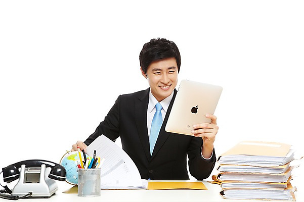 포토 JPG 스튜디오촬영 전신 라이프스타일 남자 종이 맨라이프 포즈 비즈니스 모션 탁자 문구용품 실내 한명 미소 웃음 들기 누끼 사람 앉기 동양인 정장 상반신 20대 성인 라이프 비즈니스라이프 컴퓨터 태블릿 필기구 펜 볼펜 지구본 한국인 업무 직장인 비즈니스맨 작업실 전화기 책상 문서 파일 연필꽂이 남자만 남자한명만 성인남자만 청년만 청년남자만 청년남자한명만 성인한명만 성인남자한명만 성인만 국내포토 직업 1 옷 가구 표정 인종 청년 내부 생활 전자제품 스마트기기 작업 오브젝트 파일형식