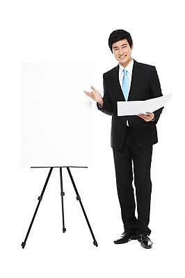 포토 JPG 스튜디오촬영 전신 라이프스타일 남자 종이 맨라이프 포즈 비즈니스 모션 실내 설명 한명 서기 미소 웃음 들기 누끼 사람 동양인 정장 손짓 20대 성인 라이프 비즈니스라이프 한국인 가리킴 업무 직장인 비즈니스맨 발표 작업실 보고 프레젠테이션 이젤 문서 화이트보드 남자만 남자한명만 성인남자만 청년만 청년남자만 청년남자한명만 성인한명만 성인남자한명만 성인만 국내포토 직업 1 옷 표정 인종 청년 내부 생활 미술도구 작업 파일형식