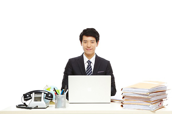 포토 JPG 스튜디오촬영 라이프스타일 남자 종이 맨라이프 포즈 비즈니스 모션 탁자 문구용품 실내 한명 미소 웃음 누끼 사람 앉기 동양인 정장 상반신 20대 성인 라이프 비즈니스라이프 노트북 컴퓨터 필기구 펜 볼펜 지구본 한국인 업무 직장인 비즈니스맨 작업실 전화기 책상 문서 파일 연필꽂이 남자만 남자한명만 성인남자만 청년만 청년남자만 청년남자한명만 성인한명만 성인남자한명만 성인만 국내포토 직업 1 옷 가구 표정 인종 청년 내부 생활 전자제품 작업 오브젝트 파일형식