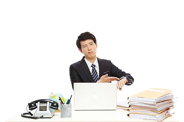 포토 JPG 스튜디오촬영 라이프스타일 남자 종이 시계 맨라이프 포즈 비즈니스 모션 탁자 문구용품 실내 한명 누끼 사람 앉기 동양인 정장 손짓 상반신 20대 성인 라이프 비즈니스라이프 노트북 컴퓨터 필기구 펜 볼펜 지구본 한국인 가리킴 시간 업무 직장인 비즈니스맨 작업실 지루함 전화기 손목시계 책상 문서 파일 연필꽂이 답답함 남자만 남자한명만 성인남자만 청년만 청년남자만 청년남자한명만 성인한명만 성인남자한명만 성인만 국내포토 직업 1 옷 감정 가구 장신구 인종 청년 내부 생활 전자제품 작업 감각 오브젝트 파일형식