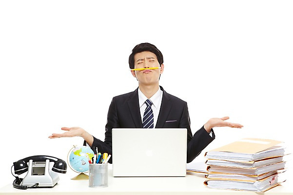 포토 JPG 스튜디오촬영 라이프스타일 남자 종이 맨라이프 포즈 비즈니스 모션 탁자 문구용품 실내 한명 누끼 사람 앉기 동양인 정장 손짓 상반신 20대 성인 라이프 비즈니스라이프 노트북 컴퓨터 필기구 펜 볼펜 지구본 한국인 업무 직장인 비즈니스맨 작업실 지루함 전화기 책상 문서 파일 연필꽂이 답답함 남자만 남자한명만 성인남자만 청년만 청년남자만 청년남자한명만 성인한명만 성인남자한명만 성인만 국내포토 직업 1 옷 감정 가구 인종 청년 내부 생활 전자제품 작업 감각 오브젝트 파일형식