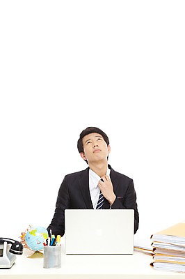 포토 JPG 스튜디오촬영 라이프스타일 남자 종이 맨라이프 포즈 비즈니스 모션 탁자 문구용품 실내 한명 누끼 사람 앉기 동양인 정장 상반신 20대 성인 라이프 비즈니스라이프 노트북 컴퓨터 필기구 펜 볼펜 지구본 한국인 업무 직장인 비즈니스맨 작업실 지루함 전화기 책상 문서 파일 연필꽂이 답답함 남자만 남자한명만 성인남자만 청년만 청년남자만 청년남자한명만 성인한명만 성인남자한명만 성인만 국내포토 직업 1 옷 감정 가구 인종 청년 내부 생활 전자제품 작업 감각 오브젝트 파일형식