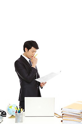 포토 JPG 스튜디오촬영 라이프스타일 남자 종이 맨라이프 포즈 생각 비즈니스 모션 탁자 문구용품 실내 한명 서기 들기 누끼 사람 동양인 정장 상반신 20대 성인 라이프 비즈니스라이프 노트북 컴퓨터 연필 펜 볼펜 지구본 한국인 업무 직장인 비즈니스맨 작업실 책상 고민 문서 파일 연필꽂이 남자만 남자한명만 성인남자만 청년만 청년남자만 청년남자한명만 성인한명만 성인남자한명만 성인만 국내포토 직업 1 옷 감정 가구 학용품 인종 청년 내부 생활 전자제품 필기구 작업 오브젝트 파일형식