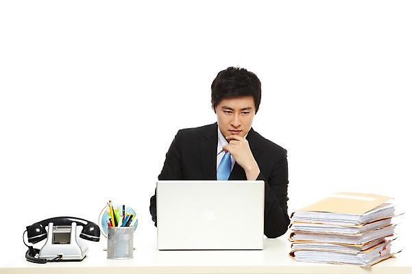 포토 JPG 스튜디오촬영 라이프스타일 남자 종이 맨라이프 포즈 비즈니스 모션 탁자 문구용품 실내 한명 누끼 사람 앉기 동양인 정장 상반신 20대 성인 라이프 비즈니스라이프 노트북 컴퓨터 필기구 펜 볼펜 지구본 한국인 업무 직장인 비즈니스맨 작업실 전화기 책상 문서 파일 연필꽂이 남자만 남자한명만 성인남자만 청년만 청년남자만 청년남자한명만 성인한명만 성인남자한명만 성인만 국내포토 직업 1 옷 가구 인종 청년 내부 생활 전자제품 작업 오브젝트 파일형식