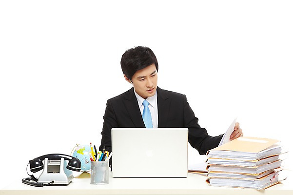 포토 JPG 스튜디오촬영 라이프스타일 남자 종이 맨라이프 포즈 비즈니스 모션 탁자 문구용품 실내 한명 누끼 사람 앉기 동양인 정장 상반신 20대 성인 라이프 비즈니스라이프 노트북 컴퓨터 필기구 펜 볼펜 지구본 한국인 업무 직장인 비즈니스맨 작업실 전화기 책상 문서 파일 연필꽂이 남자만 남자한명만 성인남자만 청년만 청년남자만 청년남자한명만 성인한명만 성인남자한명만 성인만 국내포토 직업 1 옷 가구 인종 청년 내부 생활 전자제품 작업 오브젝트 파일형식