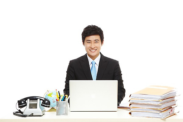 포토 JPG 스튜디오촬영 라이프스타일 남자 종이 맨라이프 포즈 비즈니스 모션 탁자 문구용품 실내 한명 미소 웃음 누끼 사람 앉기 동양인 정장 상반신 20대 성인 라이프 비즈니스라이프 노트북 컴퓨터 필기구 펜 볼펜 지구본 한국인 업무 직장인 비즈니스맨 작업실 전화기 책상 문서 파일 연필꽂이 남자만 남자한명만 성인남자만 청년만 청년남자만 청년남자한명만 성인한명만 성인남자한명만 성인만 국내포토 직업 1 옷 가구 표정 인종 청년 내부 생활 전자제품 작업 오브젝트 파일형식