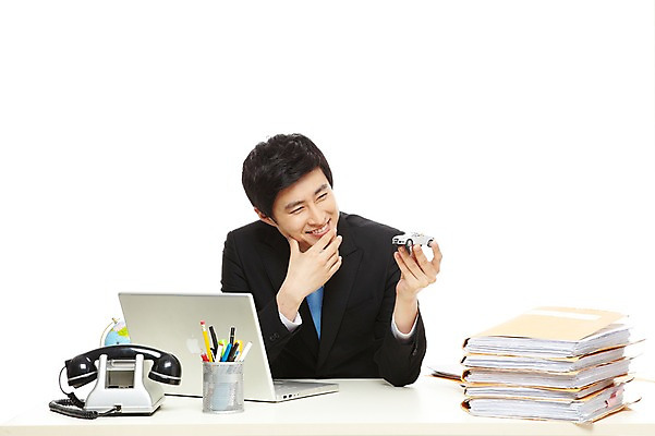 포토 JPG 스튜디오촬영 라이프스타일 남자 종이 맨라이프 포즈 생각 비즈니스 모션 자동차 탁자 문구용품 실내 한명 미소 웃음 들기 누끼 사람 앉기 동양인 정장 상반신 20대 성인 라이프 비즈니스라이프 노트북 컴퓨터 필기구 펜 볼펜 지구본 한국인 업무 직장인 비즈니스맨 작업실 전화기 책상 즐거움 문서 파일 연필꽂이 남자만 남자한명만 성인남자만 청년만 청년남자만 청년남자한명만 성인한명만 성인남자한명만 성인만 국내포토 직업 1 옷 감정 육상교통 가구 표정 인종 청년 내부 생활 전자제품 작업 오브젝트 파일형식