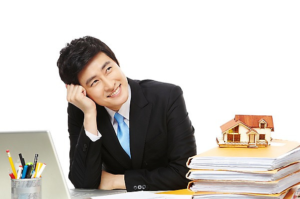 포토 JPG 스튜디오촬영 라이프스타일 남자 종이 맨라이프 포즈 생각 비즈니스 모션 탁자 문구용품 주택 실내 한명 미소 웃음 누끼 사람 앉기 동양인 정장 손짓 상반신 20대 성인 라이프 비즈니스라이프 노트북 컴퓨터 필기구 펜 볼펜 미니어처 한국인 업무 직장인 비즈니스맨 작업실 재테크 책상 즐거움 문서 파일 연필꽂이 내집마련 남자만 남자한명만 성인남자만 청년만 청년남자만 청년남자한명만 성인한명만 성인남자한명만 성인만 국내포토 직업 1 옷 감정 가구 부동산 표정 인종 청년 내부 건물 생활 금융 전자제품 모형 작업 오브젝트 파일형식