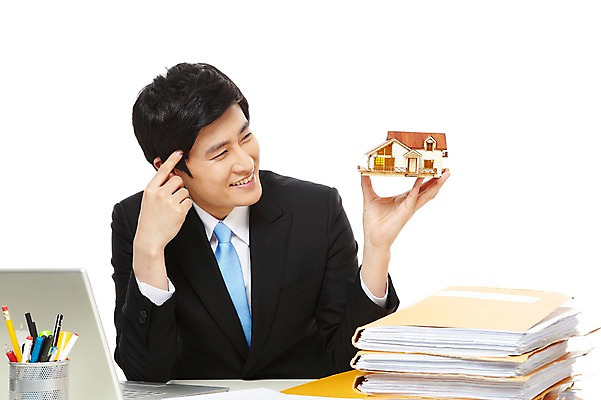 포토 JPG 스튜디오촬영 라이프스타일 남자 종이 맨라이프 포즈 생각 비즈니스 모션 탁자 문구용품 주택 실내 한명 미소 웃음 들기 누끼 사람 앉기 동양인 정장 손짓 상반신 20대 성인 라이프 비즈니스라이프 노트북 컴퓨터 필기구 펜 볼펜 미니어처 한국인 업무 직장인 비즈니스맨 작업실 재테크 책상 즐거움 문서 파일 연필꽂이 내집마련 남자만 남자한명만 성인남자만 청년만 청년남자만 청년남자한명만 성인한명만 성인남자한명만 성인만 국내포토 직업 1 옷 감정 가구 부동산 표정 인종 청년 내부 건물 생활 금융 전자제품 모형 작업 오브젝트 파일형식