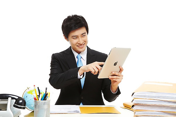 포토 JPG 스튜디오촬영 라이프스타일 남자 종이 맨라이프 포즈 비즈니스 모션 탁자 문구용품 실내 한명 미소 웃음 들기 누끼 사람 앉기 동양인 정장 상반신 20대 성인 라이프 비즈니스라이프 컴퓨터 태블릿 필기구 펜 볼펜 지구본 한국인 업무 직장인 비즈니스맨 작업실 전화기 책상 문서 파일 연필꽂이 남자만 남자한명만 성인남자만 청년만 청년남자만 청년남자한명만 성인한명만 성인남자한명만 성인만 국내포토 직업 1 옷 가구 표정 인종 청년 내부 생활 전자제품 스마트기기 작업 오브젝트 파일형식