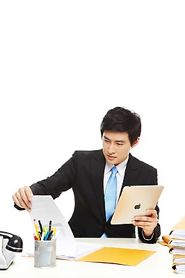 포토 JPG 스튜디오촬영 라이프스타일 남자 종이 맨라이프 포즈 비즈니스 모션 탁자 문구용품 실내 한명 들기 누끼 사람 앉기 동양인 정장 상반신 20대 성인 라이프 비즈니스라이프 컴퓨터 태블릿 필기구 펜 볼펜 지구본 한국인 업무 직장인 비즈니스맨 작업실 전화기 책상 문서 파일 연필꽂이 남자만 남자한명만 성인남자만 청년만 청년남자만 청년남자한명만 성인한명만 성인남자한명만 성인만 국내포토 직업 1 옷 가구 인종 청년 내부 생활 전자제품 스마트기기 작업 오브젝트 파일형식