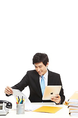 포토 JPG 스튜디오촬영 라이프스타일 남자 종이 맨라이프 포즈 비즈니스 모션 탁자 문구용품 실내 한명 미소 웃음 들기 누끼 사람 앉기 동양인 정장 상반신 20대 성인 라이프 비즈니스라이프 컴퓨터 태블릿 필기구 펜 볼펜 지구본 한국인 업무 직장인 비즈니스맨 작업실 전화기 책상 문서 파일 연필꽂이 남자만 남자한명만 성인남자만 청년만 청년남자만 청년남자한명만 성인한명만 성인남자한명만 성인만 국내포토 직업 1 옷 가구 표정 인종 청년 내부 생활 전자제품 스마트기기 작업 오브젝트 파일형식