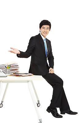 포토 JPG 스튜디오촬영 전신 라이프스타일 남자 종이 맨라이프 포즈 비즈니스 모션 탁자 안내 실내 한명 미소 웃음 누끼 사람 앉기 동양인 정장 손짓 20대 성인 라이프 비즈니스라이프 한국인 업무 직장인 비즈니스맨 작업실 책상 문서 파일 남자만 남자한명만 성인남자만 청년만 청년남자만 청년남자한명만 성인한명만 성인남자한명만 성인만 국내포토 직업 1 옷 가구 표정 인종 청년 내부 생활 작업 파일형식