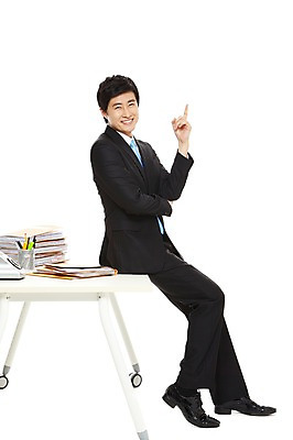 포토 JPG 스튜디오촬영 전신 라이프스타일 남자 종이 맨라이프 포즈 비즈니스 모션 탁자 실내 한명 미소 웃음 누끼 사람 앉기 동양인 정장 손짓 20대 성인 라이프 비즈니스라이프 팔짱 한국인 업무 직장인 비즈니스맨 작업실 책상 문서 파일 남자만 남자한명만 성인남자만 청년만 청년남자만 청년남자한명만 성인한명만 성인남자한명만 성인만 국내포토 직업 1 옷 가구 표정 인종 청년 내부 생활 작업 파일형식